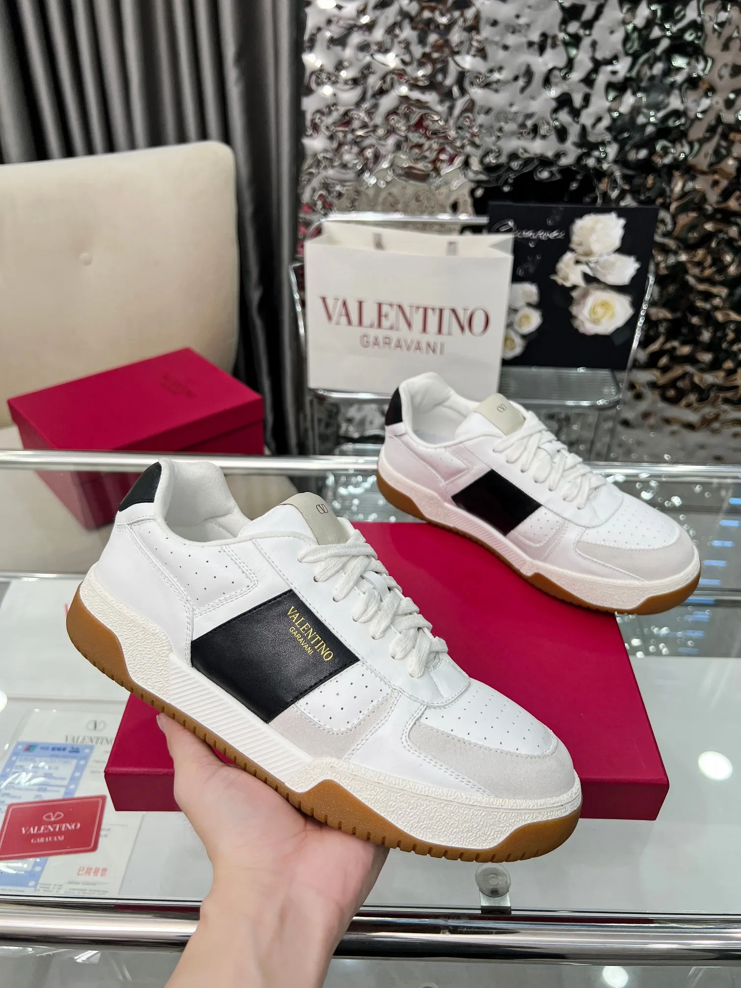 【Valentino】P: 660💰 Couple style, size: women 35-40▪️men 39-44 (customized at 45.46) Valentino 𝑶𝒏𝒆𝑺𝒕𝒖𝒅 Couple sports shoes series Valentino 2025 new couple sports shoes are on sale. The original ZP purchase and disassembly. Repeated pattern making and modification. 1:1 restoration! Top luxury masterpiece, lace-up design, soft and comfortable imported calfskin brings excellent elegant texture and excellent on-foot comfort. Top purchasing version upper: imported calfskin surface/original oil edge craftsmanship. Lining: water-dyed sheepskin lining. Outsole: original development 𝐓𝐏𝐔 two-color combination outsole. Packaging: full package with original configuration.